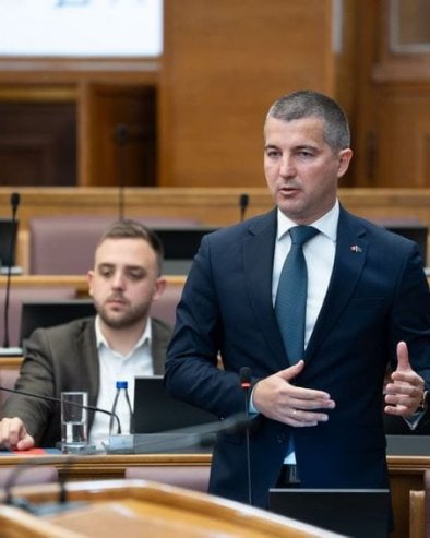 БРУКА: Бечићеве демократе напустиле седницу, нису хтели да гласају да се отпризна тзв. Косово!
