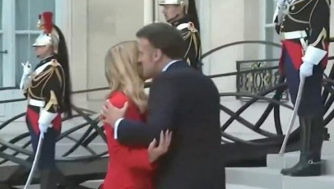 Prvo šok, pa osmeh: Poljubac Meloni i Makrona obišao svet - reakcija italijanske premijerke zapalila mreže (VIDEO)