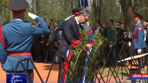Na čelu delegacije predsednik Srbije: Položeni venci na grobno polje Topole u Donjoj Gradini