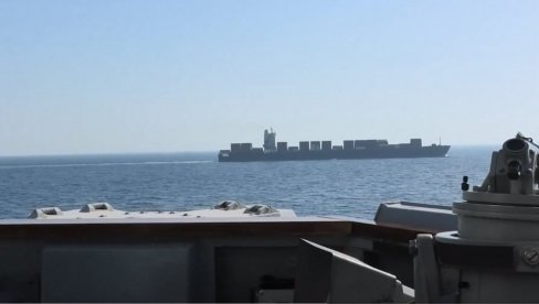 Pogledajte - Amerikanci rešetali iranski brod: Razarač otvorio vatru na Tousku, marinci preuzeli kontrolu! (VIDEO)