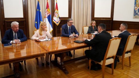 Председник Србије наставља консултације са странкама: Данас на Андрићевом венцу Алтернатива за промене и Уједињена сељачка странка