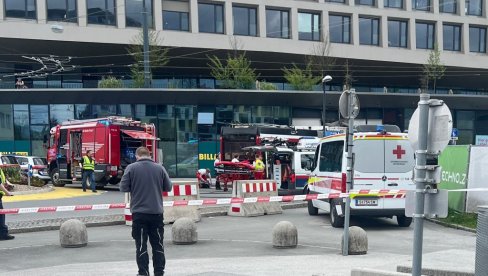 Има мртвих и стравичној саобраћајној несрећи: Тролејбус слетео с пута и ударио у продавницу