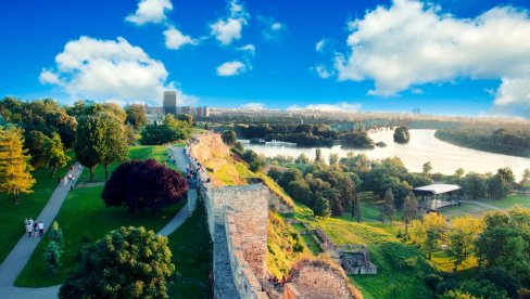 ЛЕТО ЈЕ НА ДОХВАТ РУКЕ: Врућина је поново у моди, али ће бити грмљавине и пљускова у једном делу Србије