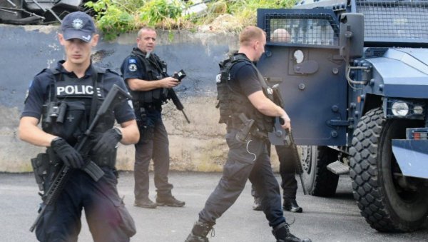 Полиција лажне државе упала јутрос у Северну Митровицу: Приштина руши гараже чији су власници Срби, Еулекс и карабињери све посматрају