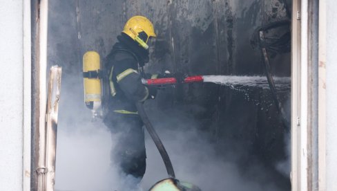 Пожар у Новом Београду: Гори стан, ватрогасци на терену