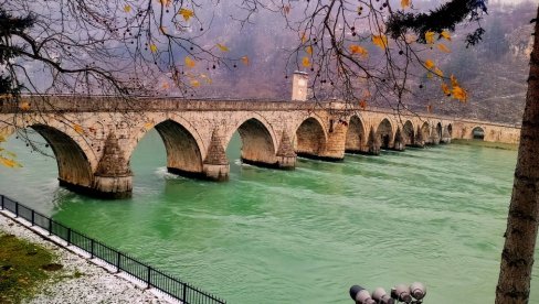 Perućac - Višegrad, brodom: Plovidba smaragdnom Drinom duga 52 kilometra (FOTO)