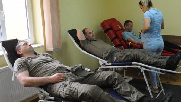 Жандарми на висини задатка: Акција добровољног давлаштва крви у краљевачком Црвеном крсту (ФОТО)