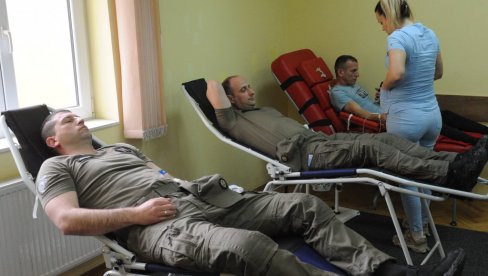 Žandarmi na visini zadatka: Akcija dobrovoljnog davlaštva krvi u kraljevačkom Crvenom krstu (FOTO)