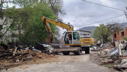 Ново иживљавање власти тзв. Косова: У северној Митровици срушено двадесетако гаража у власништву Срба (ФОТО)