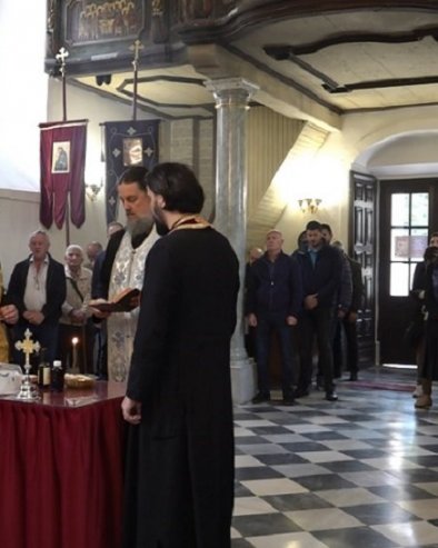 Парастос жртвама Јасеновца у Манастиру Савина: Игуман Макарије поручио - „Зло уништава најпре онога ко га чини“