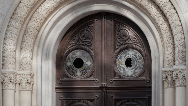 Вандализам дан после комеморације жртвама Јасеновца“: Протојереј-ставрофор Душко Спасојевић о нападу на православну цркву  у Загребу