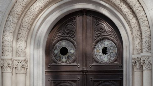 Вандализам дан после комеморације жртвама Јасеновца“: Протојереј-ставрофор Душко Спасојевић о нападу на православну цркву  у Загребу