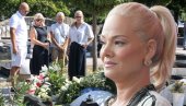 Na grobu Šabana Šaulića ostavljena kruna sa cirkonima: Ovim povodom se oglasila Ilda i otkrila o čemu se radi