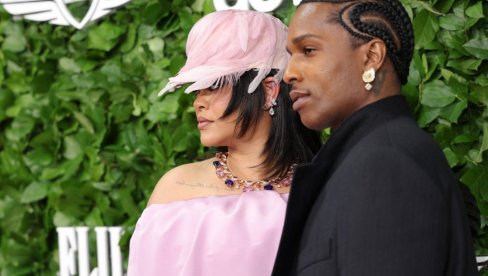 Ријана напокон показала ћерку: Беба у Диор пеленама, девојчица се родила пре 7 месеци, већ краси насловну страну