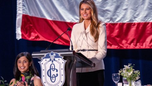 Меланија у сакоу боје слоноваче потврдила да јој нема равне: Детаљ на струку променио цео стајлинг (фото)