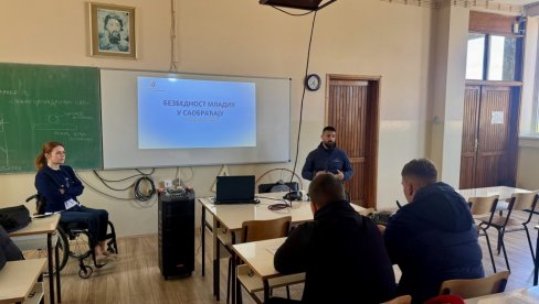 На матуру без аутомобила: Трибина о безбедности саобраћаја у Средњој техничкој школи у Сомбору