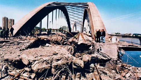 Izdržao čak 15 projektila: Pre 27 godina u NATO agresiji na Jugoslaviju srušen Žeželjev most u Novom Sadu