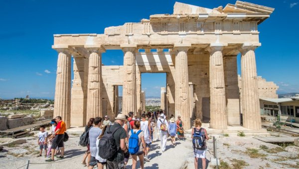 Атина уводи мере против прекомерног броја туриста Градоначелник: Не можемо да функционишемо као џиновски хотел