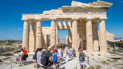 Atina uvodi mere protiv prekomernog broja turista Gradonačelnik: Ne možemo da funkcionišemo kao džinovski hotel