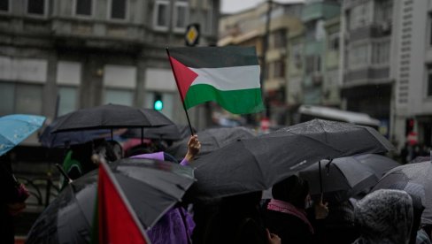 Свака сличност је случајна: Полиција одузела демонстранту мађарску заставу мислили да је палестинска