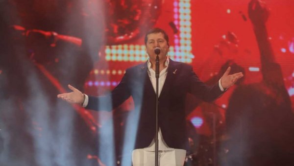 Сузе, емоције и осам хиљада гласова: Ацо Пејовић направио спектакл у Зеници, арена пуцала по шавовима (ФОТО)