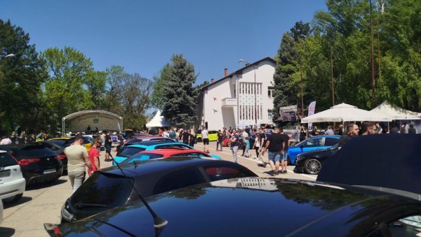 Ревија преправљених аутомобила: У Параћину данас одржани такмичење и изложба атрактивних четвороточкаша (ФОТО)