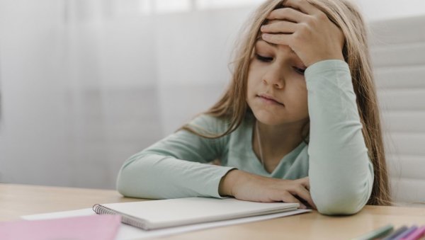 Главобоља и због екрана Педијатар - неуролог упозорава: Ако се понови више од два пута недељно, обавезно водите дете код лекара