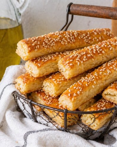 ШТАПИЋИ СА СИРОМ: Мирисни залогаји који нестају са стола