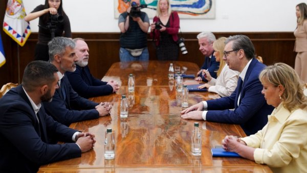 Председник наставио консултације: Вучић разговара са представницима странке Српског покрета обнове (Фото)