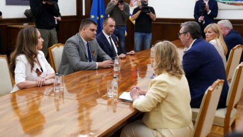 Председник наставио консултације: Вучић разговара са представницима Српске радикалне странке (Фото)