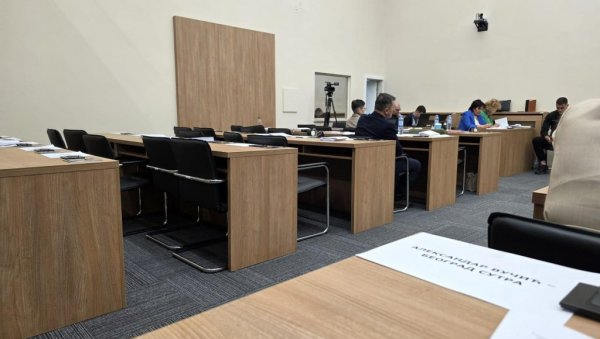 Опозиција поново побегла од дискусије: Плаћени да раде, а они шетају по лепом времену