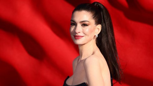 Ove farmerke vladaju prolećem: En Hatavej ih je prošetala NJujorkom i jasno stavila do znanja zašto su najveći trend sezone (foto)