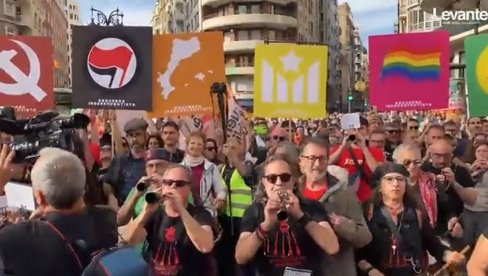 „Ко не скаче, тај је непријатељ“: Примитивно скандирање осваја Европу