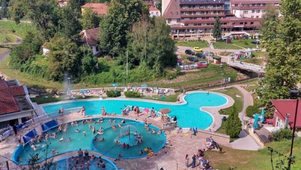 Цела Сијаринска Бања над термоминералним језером: На удаљености од 800 метара, 18 извора, лече очи, ишијас, бубреге... (ФОТО)