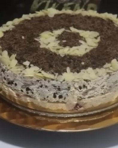 Ђурђевданска торта: Коре се не пеку, фил се не кува, укус је невероватан, а готова је за само пола сата (рецепт)