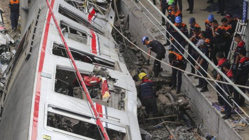 U sudaru dva voza poginulo najmanje 15 ljudi: Kamere zabeležile horor (Video)