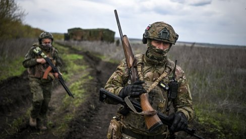 РУСКА ТАКТИКА ЗА УБИЈАЊЕ МОРАЛА ПРОТИВНИКА: Бацали летке које личе на украјинске новчанице, помињу Други светски рат