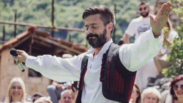 Милан Васић у великом првомајском интервјуу за Новости: Моја мисија је да певам на и о Косову и Метохији (ФОТО)