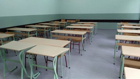 DAJ MI CIGARETE ILI ĆU PUCATI Učenik nasred časa uperio pištolj u glavu nastavniku, a onda usledio šok-obrt