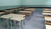 DAJ MI CIGARETE ILI ĆU PUCATI Učenik nasred časa uperio pištolj u glavu nastavniku, a onda usledio šok-obrt