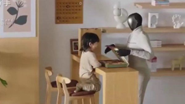 Робот дадиља, курир и домаћица: Оваква помоћ у кући је сан сваке жене (Видео)