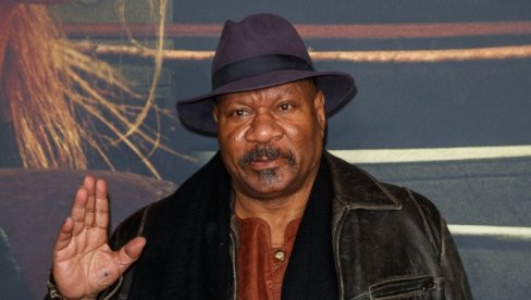 Славни глумац се срушио у ресторану: Хитна помоћ брзо реаговала, а тренутно се налази у болници