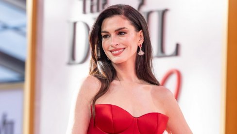 En Hatavej otkrila trik koji pegla bore na čelu i podiže jagodice i besplatan je: Zategnite lice pomoću jednostavnog trika (video)