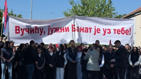 Вучићу, јужни Банат је уз тебе: Велики број грађана Панчева окупио се да дочека председника (ФОТО)