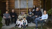 Пуна кућа деце је благослов од Бога: Новости на имању у Брезовцу код Аранђеловца, где живе четири генерације породице Јовановић (ФОТО)