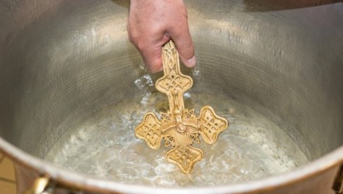 Сви верници ово треба да знају: Колико дуго може да стоји света водица и шта треба да урадите када донесете нову?