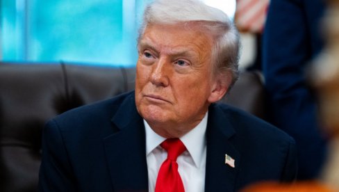 Објављена фотка: Трамп у базену са лепотицом у бикинију и САД званичницима - Венс, Рубио и Баргам у АИ пародији (фото)