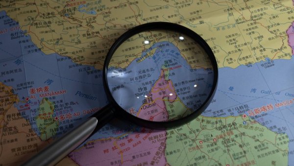Иран разматра употребу делфина камиказа у Ормушком мореузу: Угледни амерички лист дошао до шокантних података
