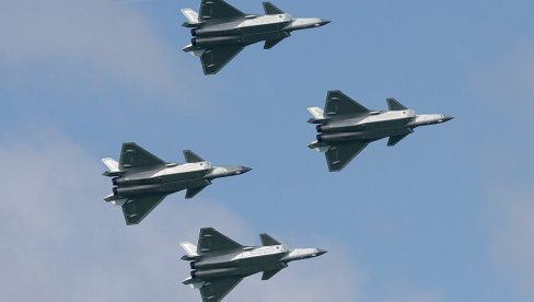 PEKING POVOLAČI OPASAN POTEZ! Moćni J-20 sleteli blizu granice — Indija u panici sprema milijarde za Su-57!