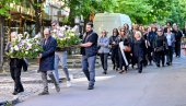 Reka ljudi se slila ispred Ribnikara: Tri godine od dana kad je Srbija zanemela (FOTO)